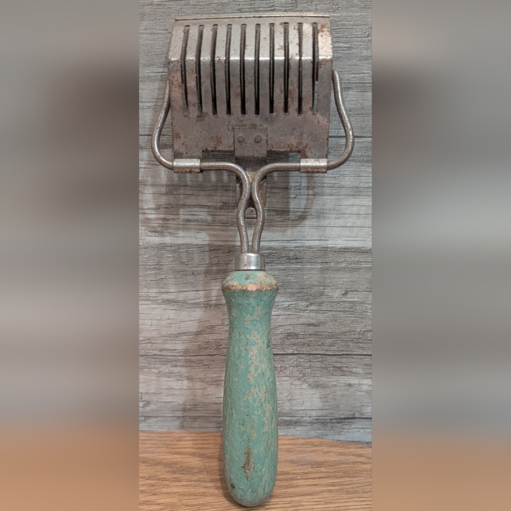 Vintage Green Wooden Handle pasta /Dough Cutter